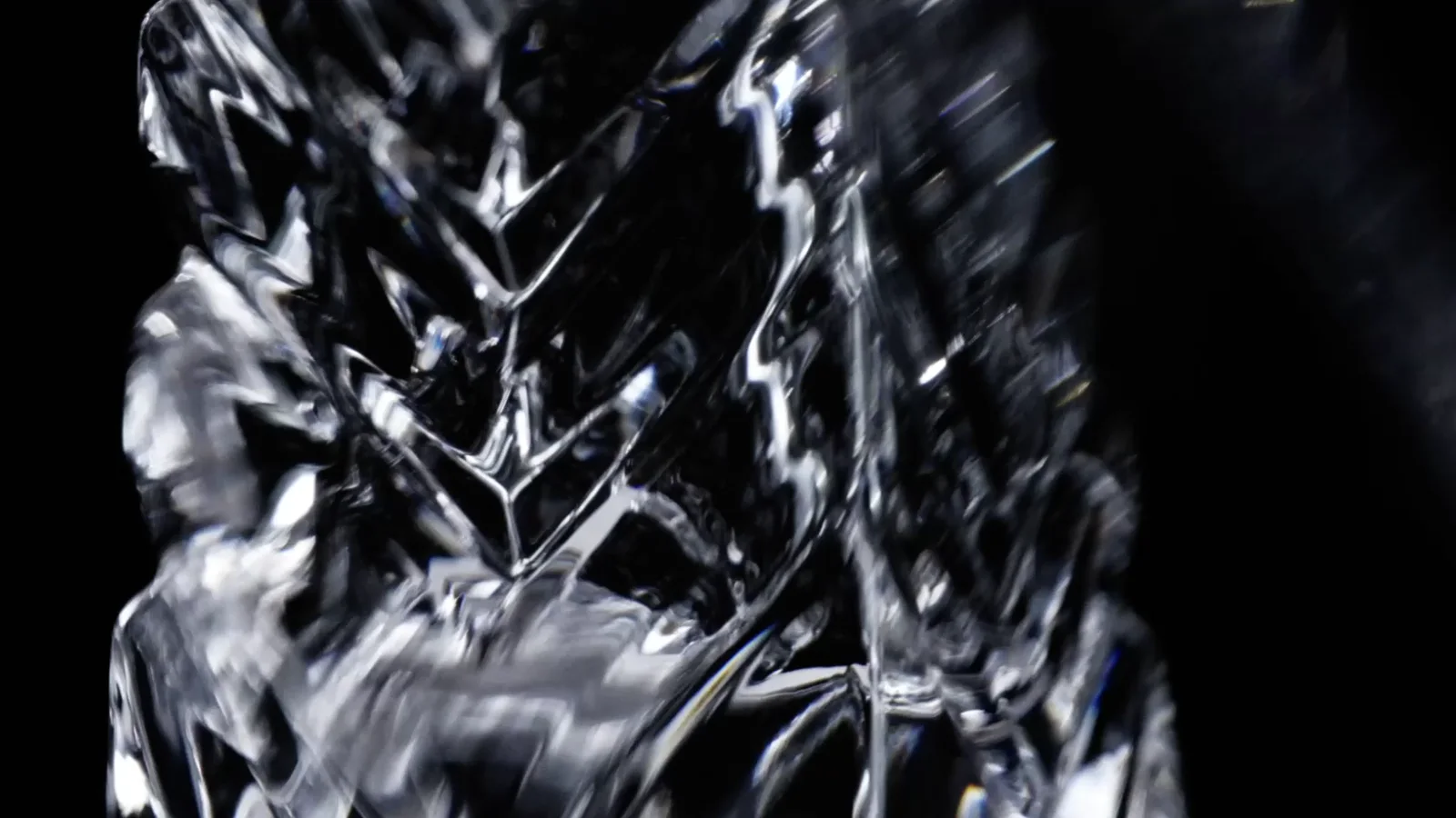Flacon de verre taillé Muse en macro, éclats de lumière