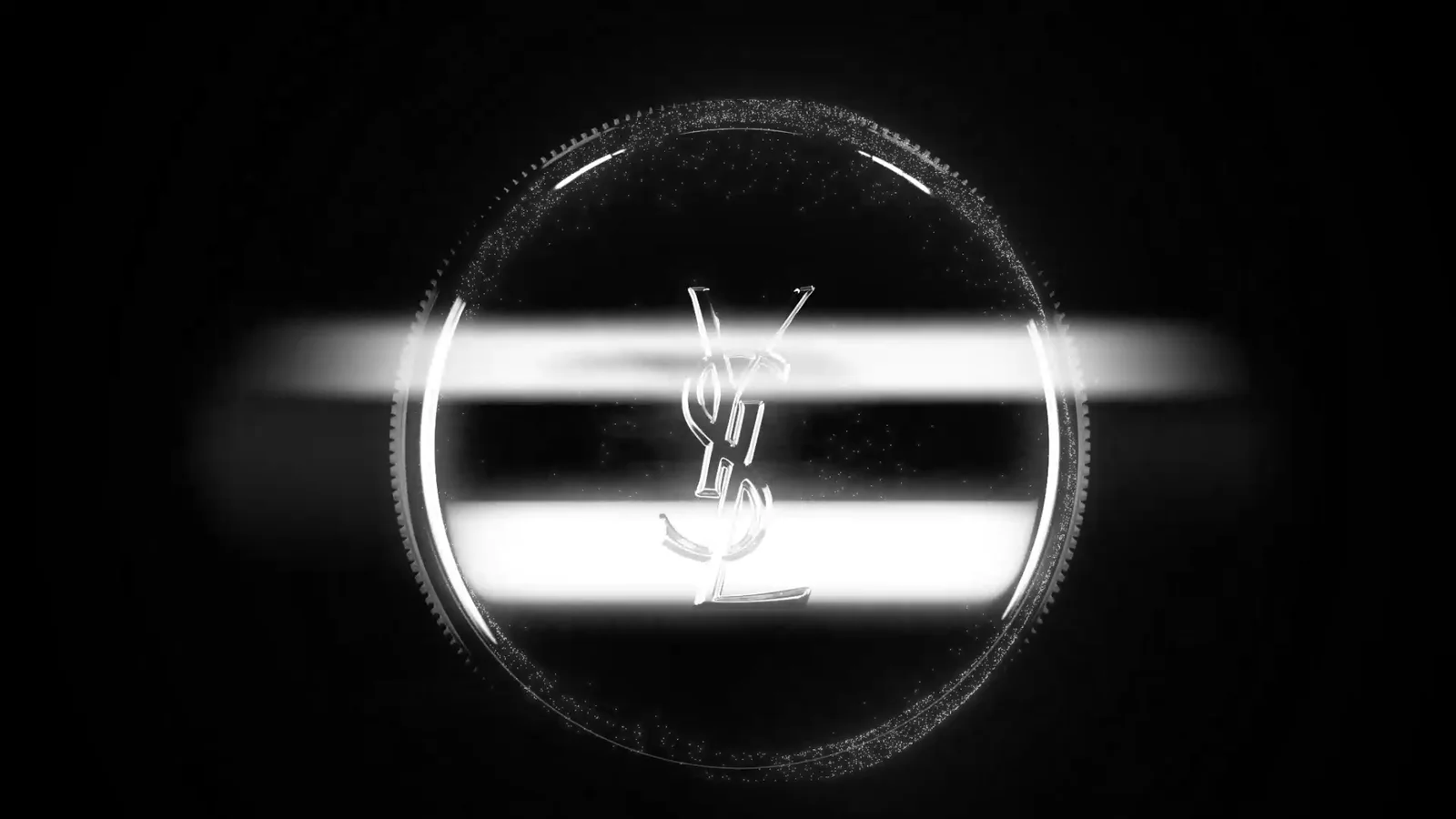 Monogramme YSL en lumière sur fond noir